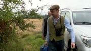 Ces deux chasseurs remplissent des abreuvoirs. Ces deux chasseurs remplissent des abreuvoirs.
