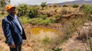 Abo Hawi nous fait visiter toutes les installations construites pour conserver l'eau : des zones vertes, des barrages, des puits souterrains, des systèmes d'irrigation,... Abo Hawi nous fait visiter toutes les installations construites pour conserver l'eau : des zones vertes, des barrages, des puits souterrains, des systèmes d'irrigation,...