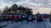 A la sortie de l'autoroute, sur le pont de Ghlin, un barrage filtrait également les entrées dans la cité du Doudou A la sortie de l'autoroute, sur le pont de Ghlin, un barrage filtrait également les entrées dans la cité du Doudou