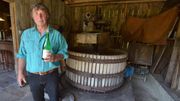 Roger a remis en état un pressoir rapatrié de France et réalise depuis dans la plus pure tradition cidre, jus de pomme et pommeau Roger a remis en état un pressoir rapatrié de France et réalise depuis dans la plus pure tradition cidre, jus de pomme et pommeau