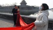 Une personne (R), qui s'est rétablie de l'infection par le coronavirus COVID-19, fait un don de plasma à Zouping dans la province chinoise du Shandong oriental le 28 février 2020, dans le but de guérir les patients infectés dans des conditions sévères et critiques. La Chine a signalé 44 décès supplémentaires dus à la nouvelle épidémie de coronavirus les 28 et 327 nouveaux cas, le chiffre quotidien le plus bas de nouvelles infections en plus d'un mois. Une personne (R), qui s'est rétablie de l'infection par le coronavirus COVID-19, fait un don de plasma à Zouping dans la province chinoise du Shandong oriental le 28 février 2020, dans le but de guérir les patients infectés dans des conditions sévères et critiques. La Chine a signalé 44 décès supplémentaires dus à la nouvelle épidémie de coronavirus les 28 et 327 nouveaux cas, le chiffre quotidien le plus bas de nouvelles infections en plus d'un mois.