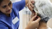 Les prothèses auditives pourraient aussi prévenir le vieillissement cérébral Les prothèses auditives pourraient aussi prévenir le vieillissement cérébral