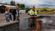 Le maire de Flúdir nous fait visiter les puits d'eau chaude exploités pour chauffer tous les bâtiments de la communauté. Le maire de Flúdir nous fait visiter les puits d'eau chaude exploités pour chauffer tous les bâtiments de la communauté.