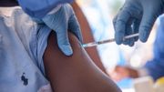 "Quand des gens voient des personnes qui se font vacciner (...), puis développent la maladie quelques jours plus tard, ils ne comprennent pas." "Quand des gens voient des personnes qui se font vacciner (...), puis développent la maladie quelques jours plus tard, ils ne comprennent pas."