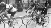 Le Néerlandais Albert Van Shendel (à gauche), l'Allemand German Erich Bautz (à droite) et le Belge Marcel Kint (en arrière-plan) lors de la 3ème étape du Tour 1937 (Charleville-Metz) Le Néerlandais Albert Van Shendel (à gauche), l'Allemand German Erich Bautz (à droite) et le Belge Marcel Kint (en arrière-plan) lors de la 3ème étape du Tour 1937 (Charleville-Metz)