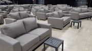 Le public appréciera les films et spectacles dans de confortables canapés accompagnés de tables basses Le public appréciera les films et spectacles dans de confortables canapés accompagnés de tables basses