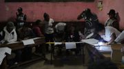 La Commission électorale nationale indépendante a officiellement trois semaines pour transmettre les résultats de l'élection. La Commission électorale nationale indépendante a officiellement trois semaines pour transmettre les résultats de l'élection.