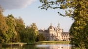 Chantilly et ses superbes jardins dessinés par Le Nôtre, également l'architecte des jardins du château de Versailles. Chantilly et ses superbes jardins dessinés par Le Nôtre, également l'architecte des jardins du château de Versailles.