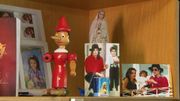 Sur les photos, Michael Jackson et Tamas (alors âgé de 4 et de 6 ans). Le Pinocchio est également un cadeau de l'époque. Sur les photos, Michael Jackson et Tamas (alors âgé de 4 et de 6 ans). Le Pinocchio est également un cadeau de l'époque.