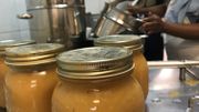 Les invendus alimentaires en surplus sont même transformés sur place en conserves Les invendus alimentaires en surplus sont même transformés sur place en conserves