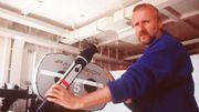 James Cameron observant d'un air soucieux, la montée des eaux pendant le tournage James Cameron observant d'un air soucieux, la montée des eaux pendant le tournage