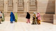 A Oman, la loi fondamentale interdit la discrimination fondée sur le sexe, mais la loi sur le statut personnel reste régie par la charia en ce qui concerne les femmes musulmanes. A Oman, la loi fondamentale interdit la discrimination fondée sur le sexe, mais la loi sur le statut personnel reste régie par la charia en ce qui concerne les femmes musulmanes.