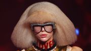 Gucci a donné le ton avec un look décalé : imposantes perruques, larges lunettes et bouche bien marquée. Gucci a donné le ton avec un look décalé : imposantes perruques, larges lunettes et bouche bien marquée.