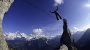 Les grimpeurs de l'extrême s'amusent en hauteur avec la slackline. Les grimpeurs de l'extrême s'amusent en hauteur avec la slackline.
