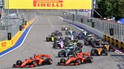 Sebastian Vettel prend la tête devant Charles Leclerc au moment du départ Sebastian Vettel prend la tête devant Charles Leclerc au moment du départ