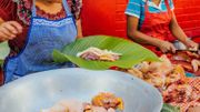 Locale et renouvelable, la feuille de bananier est une excellente alternative au plastique pour emballer la viande et le poisson. Locale et renouvelable, la feuille de bananier est une excellente alternative au plastique pour emballer la viande et le poisson.