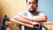 Narciso Gumangan, le mécanicien de l'équipe est Philippin d'origine, c'est dans ce pays, où l'on construit des vélos en bambous depuis plusieurs années qu'il a acquis son savoir faire Narciso Gumangan, le mécanicien de l'équipe est Philippin d'origine, c'est dans ce pays, où l'on construit des vélos en bambous depuis plusieurs années qu'il a acquis son savoir faire