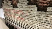 Les engins de chantier ont buté contre un tronçon de muraille fortifiée en creusant le tunnel de métro qui longe la petite ceinture. Il est exposé (et tagué) en station. Les engins de chantier ont buté contre un tronçon de muraille fortifiée en creusant le tunnel de métro qui longe la petite ceinture. Il est exposé (et tagué) en station.