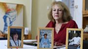 Martine Beckers, qui a perdu sa soeur, son beau-frère et sa nièce durant le génocide au Rwanda, pose derrière les photos des disparus Martine Beckers, qui a perdu sa soeur, son beau-frère et sa nièce durant le génocide au Rwanda, pose derrière les photos des disparus