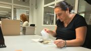 Dans un bureau à part, cinq à dix personnes vérifient minutieusement chaque détail des timbres fraîchement découpés. La résolution de l'image, la découpe : tout doit être parfait. Par jour, une personne peut vérifier 3000 timbres. Dans un bureau à part, cinq à dix personnes vérifient minutieusement chaque détail des timbres fraîchement découpés. La résolution de l'image, la découpe : tout doit être parfait. Par jour, une personne peut vérifier 3000 timbres.