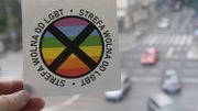Bart Staszewski, le photographe activiste qui documente les villages polonais se déclarant "zone sans LGBT" Bart Staszewski, le photographe activiste qui documente les villages polonais se déclarant "zone sans LGBT"