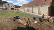 Les équipes mettent fouillent notamment à l'intérieur de la cour de la ferme Les équipes mettent fouillent notamment à l'intérieur de la cour de la ferme