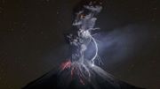 Un volcan en éruption foudroyé vaut à son auteur le prix du photographe National Geographic de l'année Un volcan en éruption foudroyé vaut à son auteur le prix du photographe National Geographic de l'année