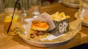 Burger accompagné de frites maisons (de légumes, de patates douces ou les originales) Burger accompagné de frites maisons (de légumes, de patates douces ou les originales)