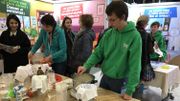 Nathalie Lemaire du BEP Environnement et Julien Piron montrent comment fabriquer du plastique bio avec du lait demi-écrémé et du vinaigre. Nathalie Lemaire du BEP Environnement et Julien Piron montrent comment fabriquer du plastique bio avec du lait demi-écrémé et du vinaigre.