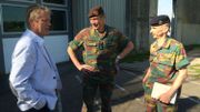 Le commandant militaire de la province de Liège, le colonel Jean-Louis Crucifix, et l'adjudant-chef Roland Bouquette en discussion avec le directeur de la prison de Lantin, Marc Brisy. Le commandant militaire de la province de Liège, le colonel Jean-Louis Crucifix, et l'adjudant-chef Roland Bouquette en discussion avec le directeur de la prison de Lantin, Marc Brisy.