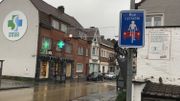 Panneau de signalisation, marquage au sol et bitume coloré pour indiquer l'entrée dans une rue cyclable. Panneau de signalisation, marquage au sol et bitume coloré pour indiquer l'entrée dans une rue cyclable.