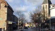 Le centre du village de Han-sur-lesse st concerné de près par ce déménagement du centre d'accueil des grottes. C'est au collège communal de Rochefort de décider si il octroie ou non le permis. Le centre du village de Han-sur-lesse st concerné de près par ce déménagement du centre d'accueil des grottes. C'est au collège communal de Rochefort de décider si il octroie ou non le permis.