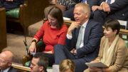 Phillip Lee, au centre, assis à côté de Jo Swinson, leader des libéraux démocrates (à gauche de l'image), au Parlement britannique, le 3 septembre 2019. Phillip Lee, au centre, assis à côté de Jo Swinson, leader des libéraux démocrates (à gauche de l'image), au Parlement britannique, le 3 septembre 2019.