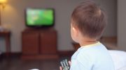 Regarder la télévision serait fortement associé au risque d'obésité chez les petits. Regarder la télévision serait fortement associé au risque d'obésité chez les petits.