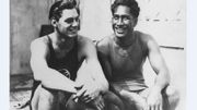 Johnny Weissmuller et Duke Kahanamoku en 1924 Johnny Weissmuller et Duke Kahanamoku en 1924
