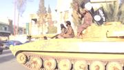 Des combattants de l'EIIL paradent sur un char saisi lors des combats en Irak Des combattants de l'EIIL paradent sur un char saisi lors des combats en Irak