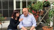 Victoria et Tony s'apprêtent à vendre leur maison. "C'est le seul moyen d'y arriver", explique Victoria. Victoria et Tony s'apprêtent à vendre leur maison. "C'est le seul moyen d'y arriver", explique Victoria.