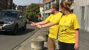 Chaque automobiliste qui les prendra en stop recevra un chocolat! Chaque automobiliste qui les prendra en stop recevra un chocolat!