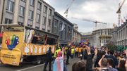 Des manifestants ont hué le passage du char des Nationalistes flamands lors de son passage. Des manifestants ont hué le passage du char des Nationalistes flamands lors de son passage.