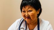 Depuis 25 ans, le docteur Bataeva encadre la thérapie des jeûneurs : analyse individuelle, examens médicaux quotidiens, suivi personnalisé. Elle conseille à tous une cure de jeûne annuelle. Depuis 25 ans, le docteur Bataeva encadre la thérapie des jeûneurs : analyse individuelle, examens médicaux quotidiens, suivi personnalisé. Elle conseille à tous une cure de jeûne annuelle.