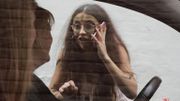 Les spectateurs sont dans leur voiture et les comédiens leur parlent via leur téléphone. Les spectateurs sont dans leur voiture et les comédiens leur parlent via leur téléphone.