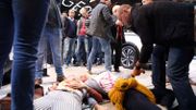 Salon de l'auto: des militants d'Extinction Rebellion s'enchainent aux volants et taguent des voitures avec du sang Salon de l'auto: des militants d'Extinction Rebellion s'enchainent aux volants et taguent des voitures avec du sang