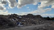 "On ne sait plus rien ouvrir, on ne sait plus sortir": à Wandre, les riverains subissent les nuisances de la décharge de déchets des inondations "On ne sait plus rien ouvrir, on ne sait plus sortir": à Wandre, les riverains subissent les nuisances de la décharge de déchets des inondations