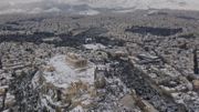 Grèce: sous la neige, des milliers d'Athéniens sont sans électricité, le gouvernement est critiqué Grèce: sous la neige, des milliers d'Athéniens sont sans électricité, le gouvernement est critiqué