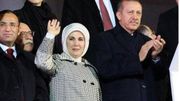 Recep Tayyip Erdogan accompagné de sa femme Emine et de sa fille (à l'arrière), Sümeyye à l'aéroport d'Istanbul en juin 2013 Recep Tayyip Erdogan accompagné de sa femme Emine et de sa fille (à l'arrière), Sümeyye à l'aéroport d'Istanbul en juin 2013