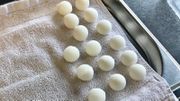 Ces billes de noix de coco et panacotta seront servies en mignardise ce jour-là. Ces billes de noix de coco et panacotta seront servies en mignardise ce jour-là.