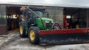 Tracteur équipé d’une lame de l’agriculteur jalhaytois Francis Bebronne qui déneige pour la commune de Jalhay. Tracteur équipé d’une lame de l’agriculteur jalhaytois Francis Bebronne qui déneige pour la commune de Jalhay.