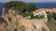Brégançon: murailles anciennes et aile résidentielle Brégançon: murailles anciennes et aile résidentielle