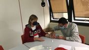 Le test ne dure qu'une minute: une piqûre au bout du doigt, un goutte de sang récoltée... et on laisse faire le testeur. Le test ne dure qu'une minute: une piqûre au bout du doigt, un goutte de sang récoltée... et on laisse faire le testeur.