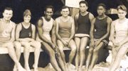 L'équipe américaine de natation à Anvers, avec Duke Kahanamoku (3e à partir de la gauche) L'équipe américaine de natation à Anvers, avec Duke Kahanamoku (3e à partir de la gauche)